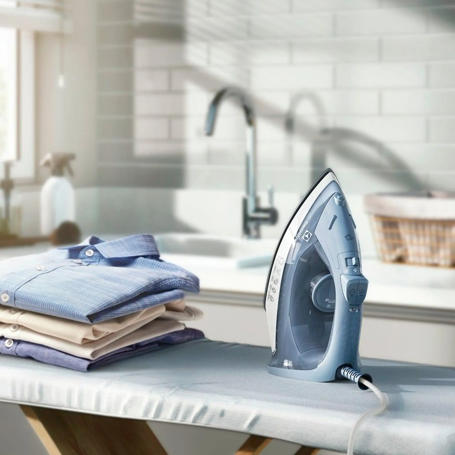 Ferro de Passar a Vapor e Seco Electrolux Efficient Vapor Vertical ESI10 - Azul - 110 Volts