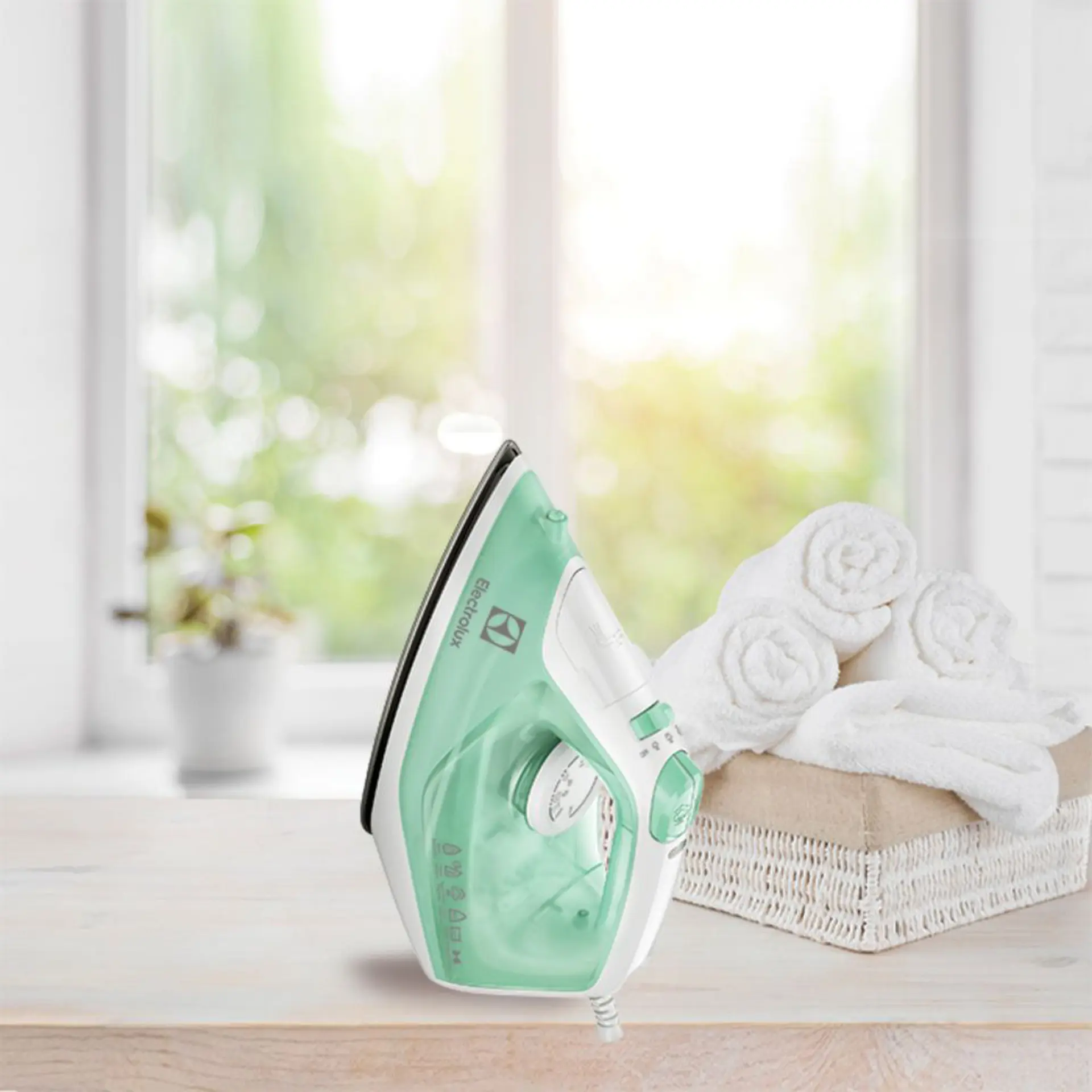 Ferro de Passar a Vapor e Seco Electrolux Easyline Vapor Vertical 1200W SIE70 - Verde - 110 Volts