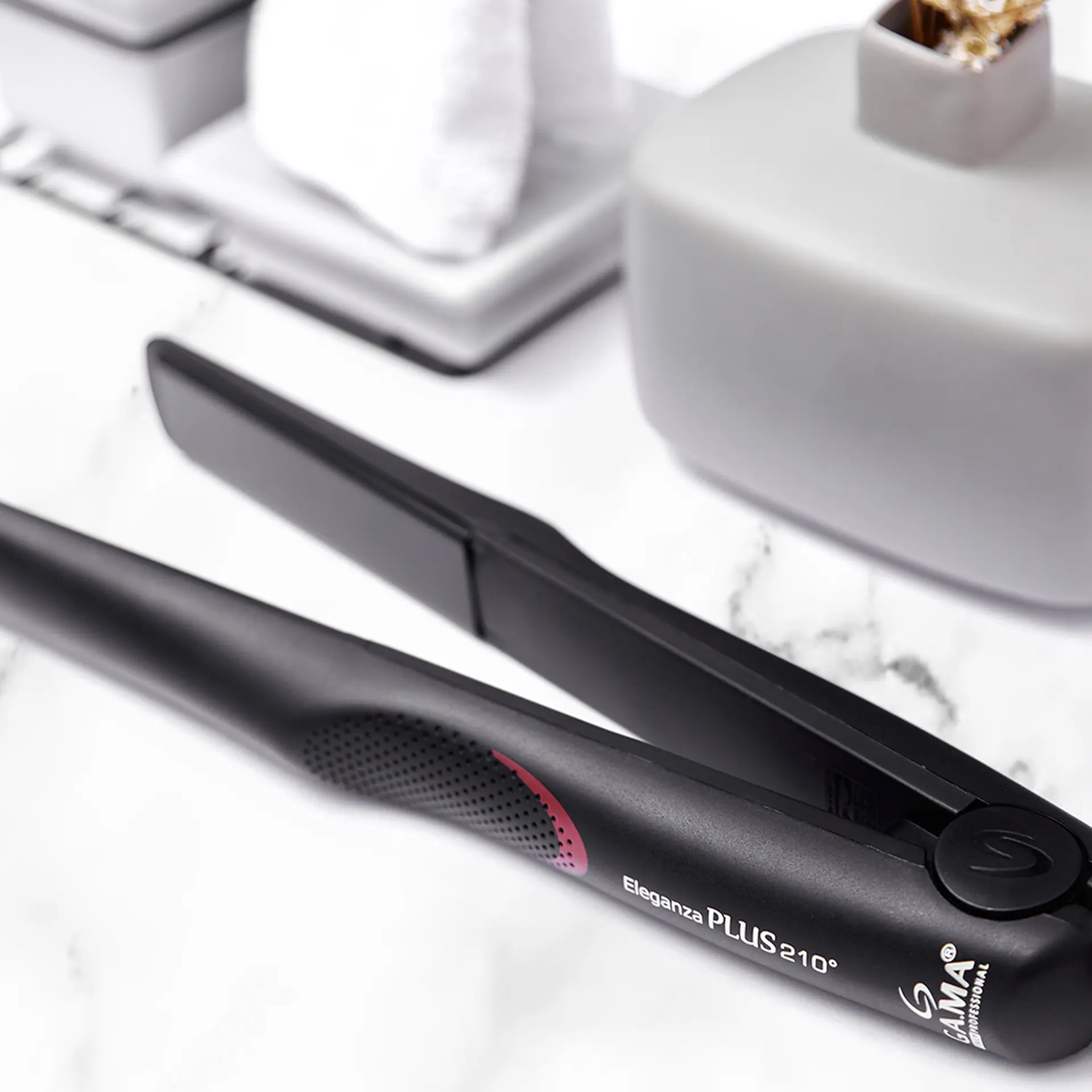 Chapinha Gama Eleganza Plus Tecnologia Ceramic Íon 210ºC - Preto - Bivolt