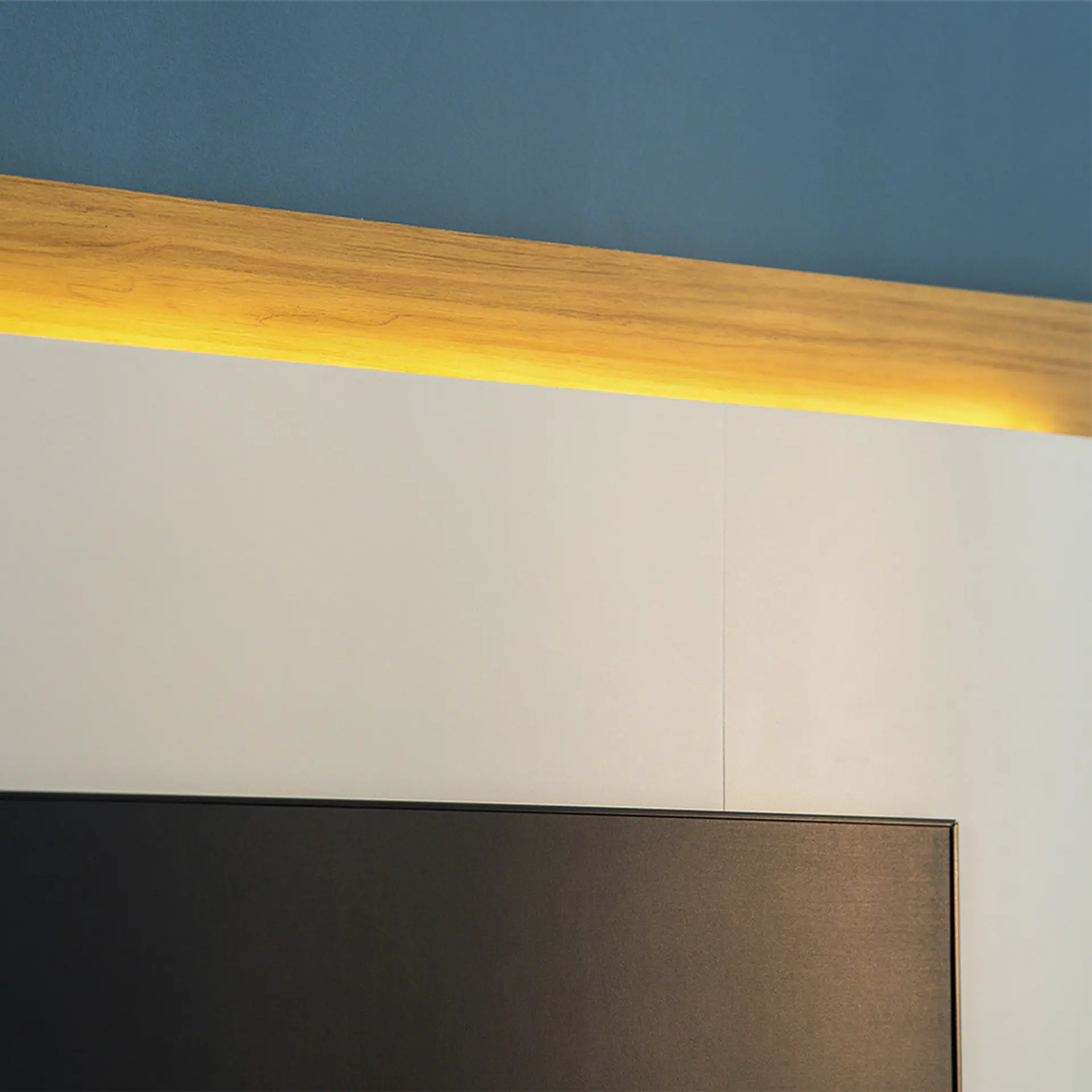 Painel para TV até 75" 1 Porta Basculante LED Havana Linea Brasil - Tauari/Off White Fosco - Bivolt
