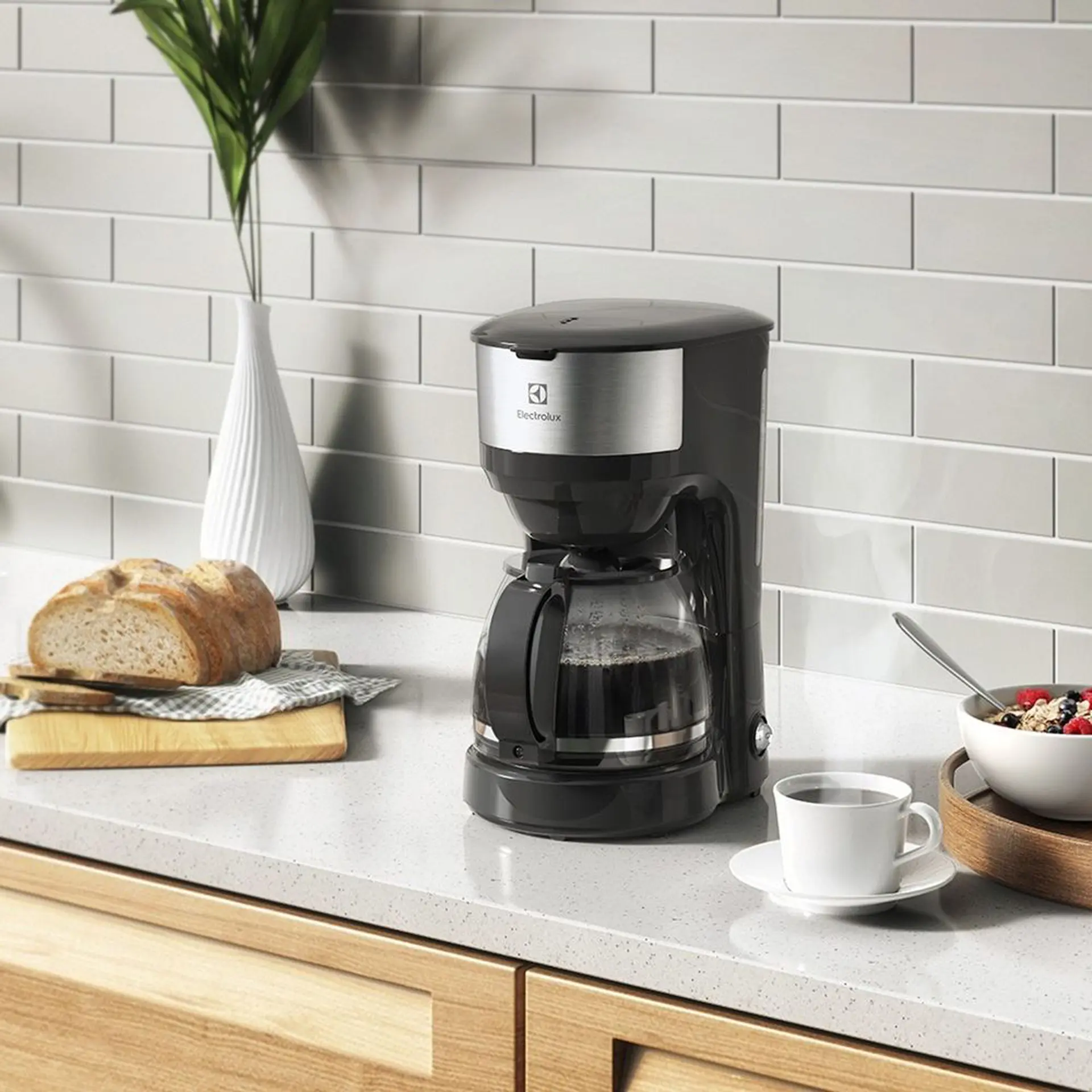 Cafeteira Elétrica Electrolux Efficient 30 Xícaras Manter Aquecido ECM20 - Preto/Inox - 110 Volts
