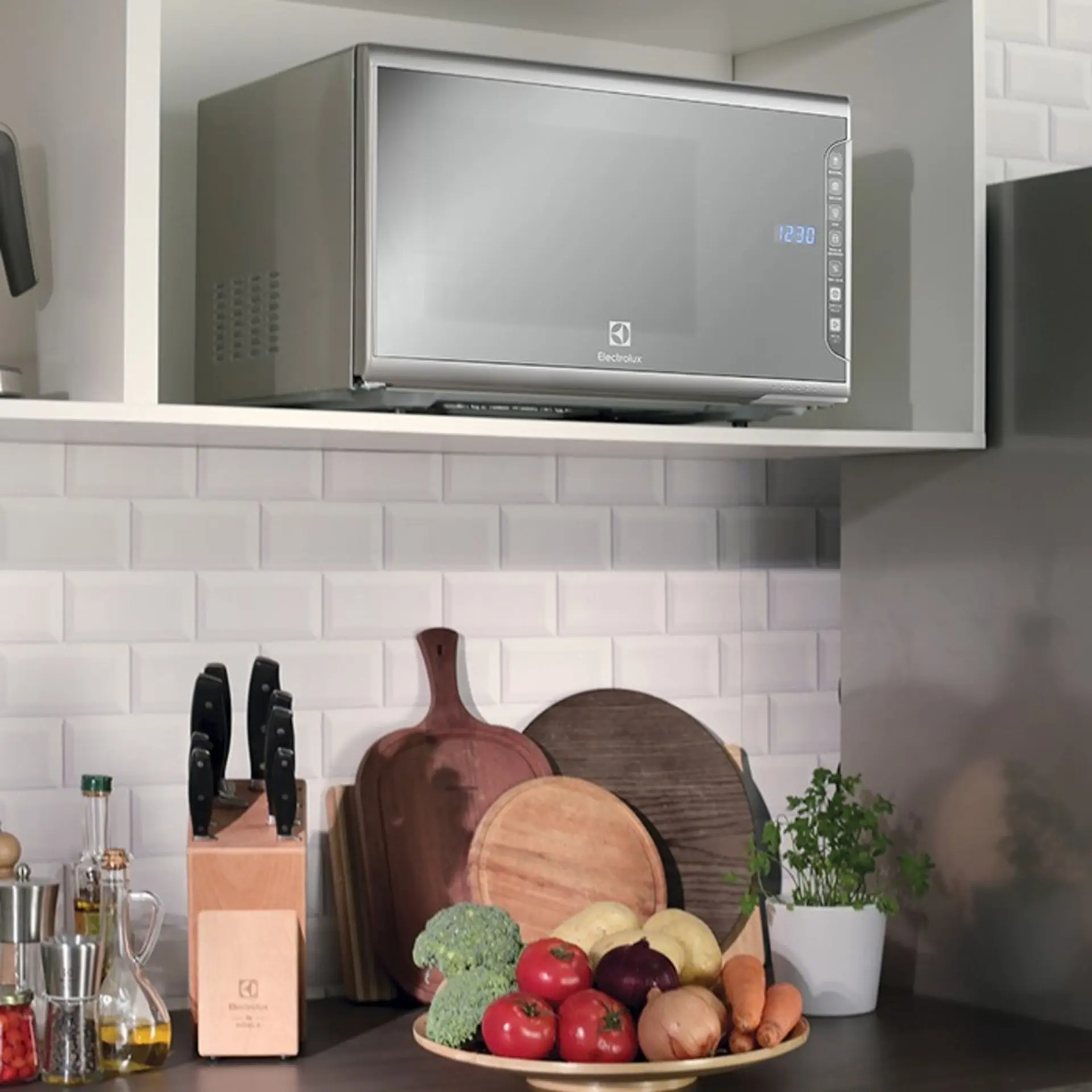 Micro-ondas Electrolux 31L 1500W Espelhado Painel integrado Tira Odor MI41S - Cinza - 220 Volts
