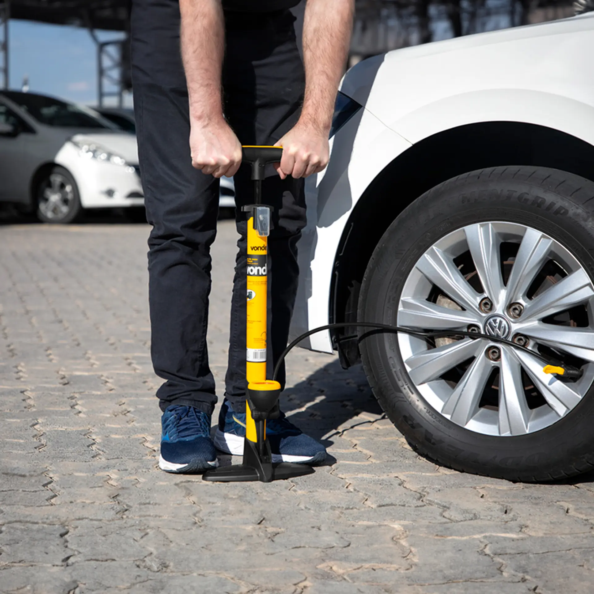 Bomba de Ar para Encher Pneu Manual 63 cm Vonder - Amarelo/Preto