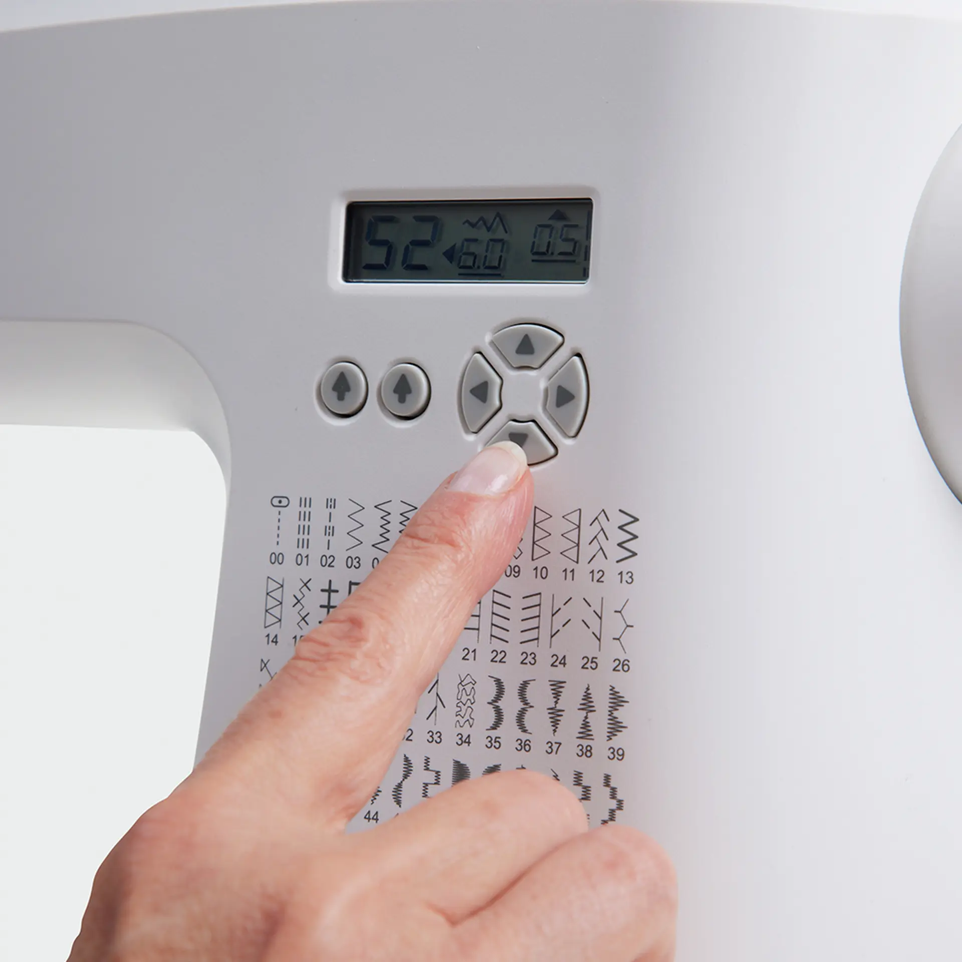 Máquina de Costura Eletrônica Singer C5605 80 Pontos com 6 Casas de Botão - Branco - 110 Volts