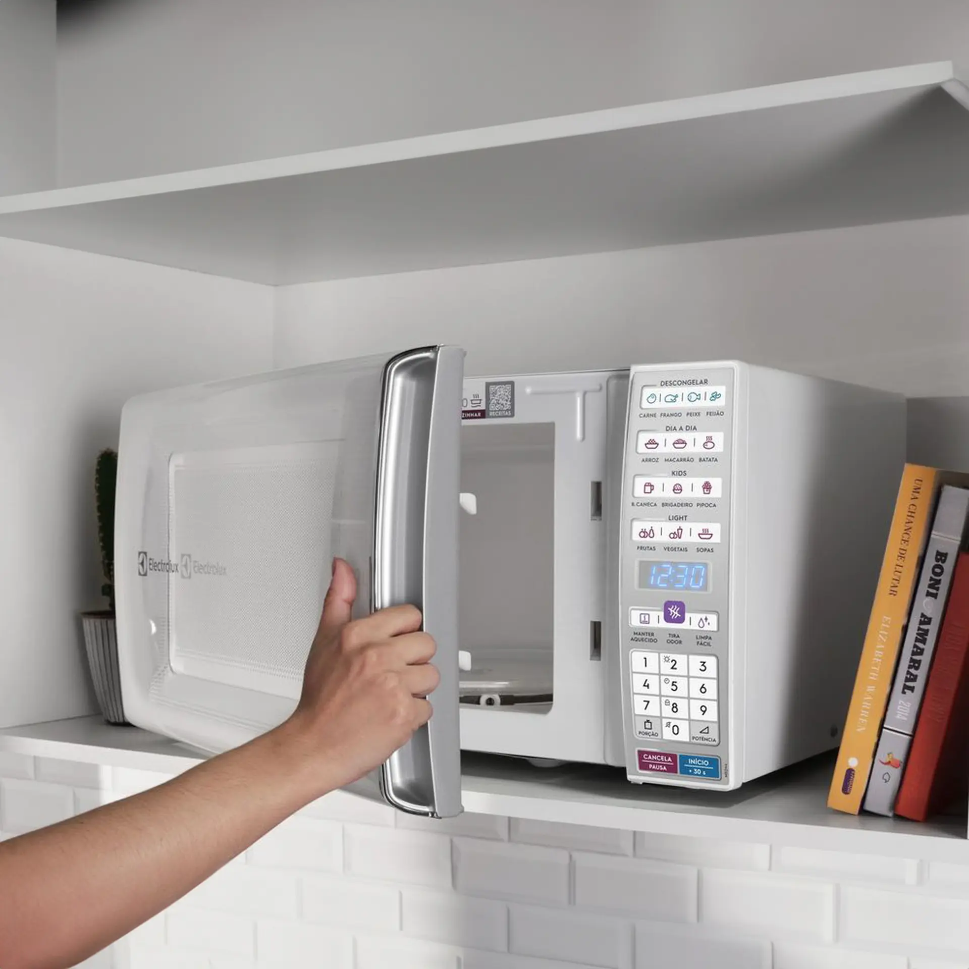 Micro-ondas Bancada Electrolux 34L Função Tira Odor e Manter Aquecido MEO44 - Branco - 110 Volts
