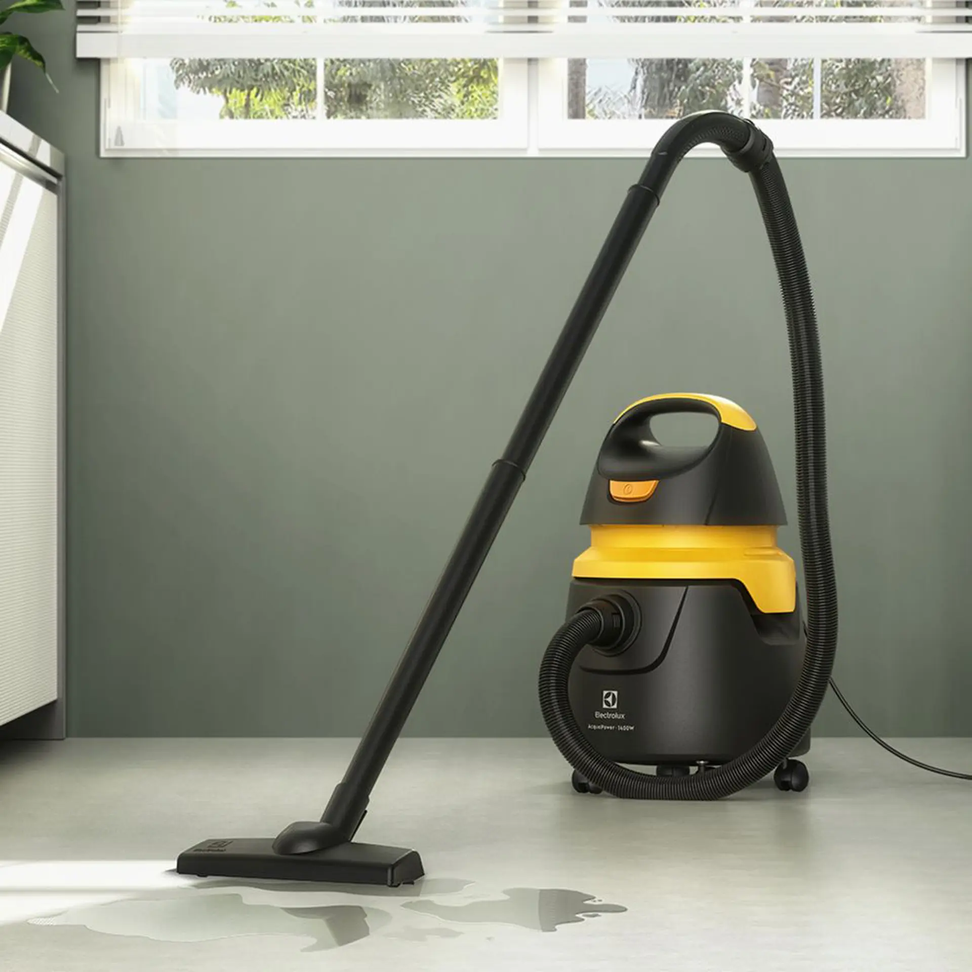 Aspirador Água e Pó Electrolux Acqua Power 1400W 10L Rodas 360° AQP20 - Preto/Amarelo - 110 Volts